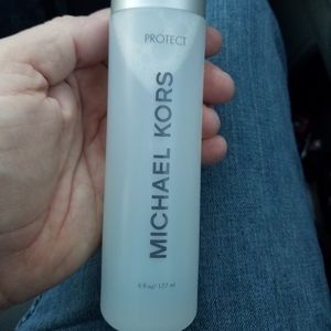 Michael Kors
Renew Leather Care Cleaner
*new*